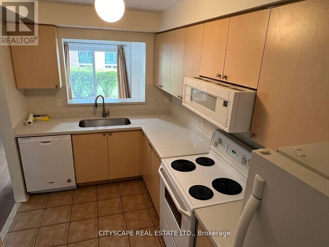 Photo du bâtiment - 5255-5255 Guildwood Way