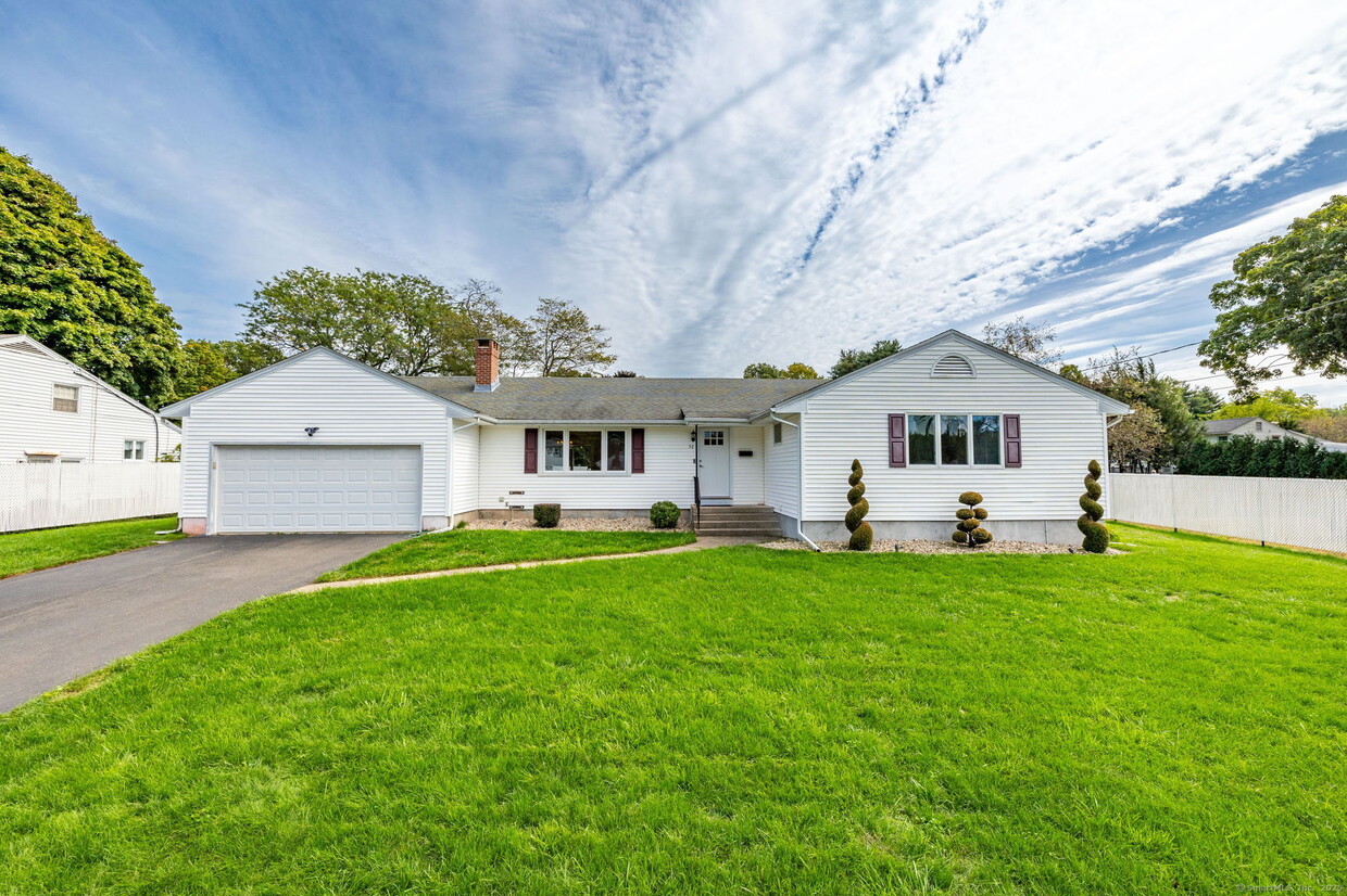 Foto principal - 52 Huntington Dr
