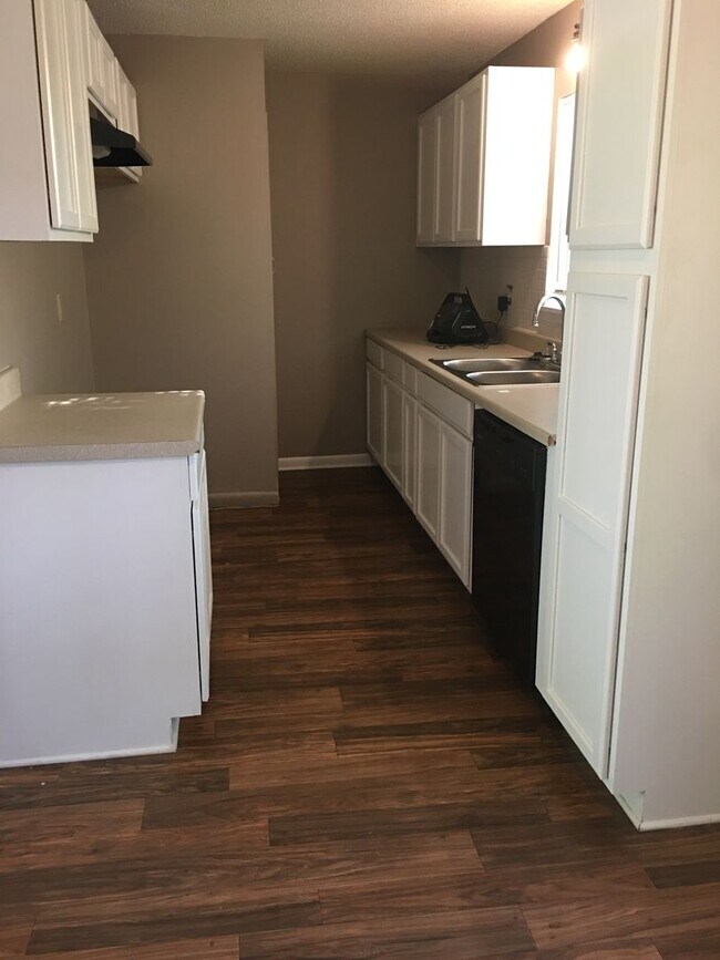 Building Photo - HOME FOR RENT IN SAND SPRINGS