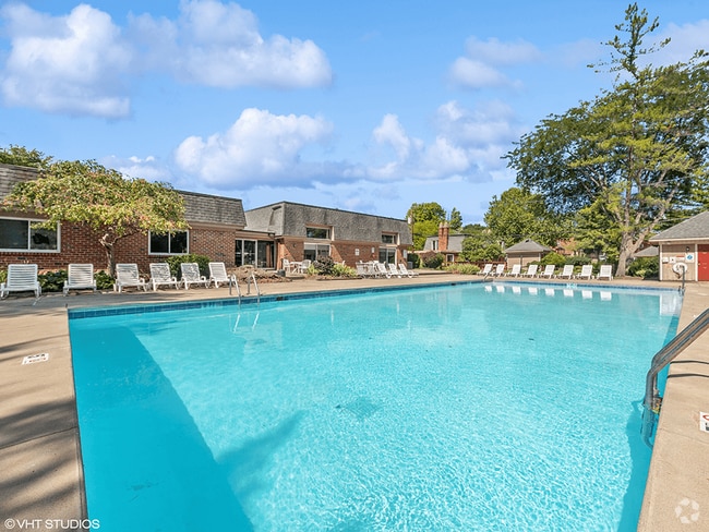 Sparkling Swimming Pool! - Arbor Pointe