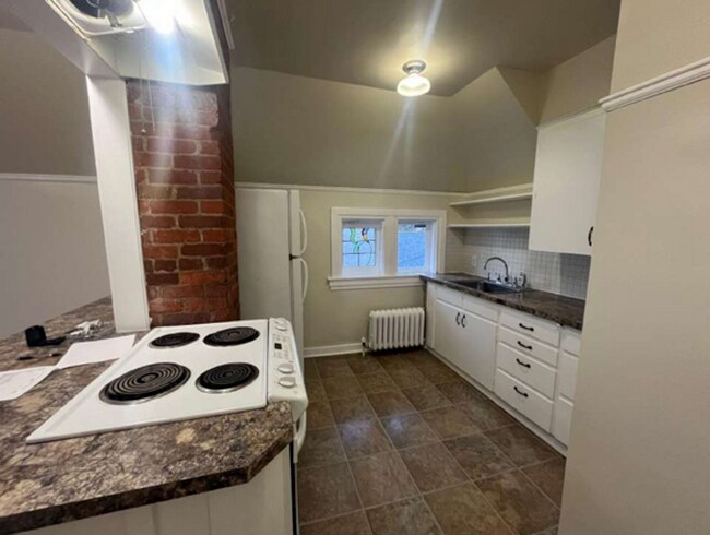 Building Photo - 1128 W 9th Ave