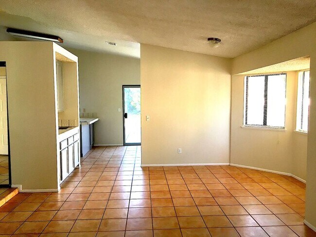 Foto del edificio - 1153 E Avenue J6