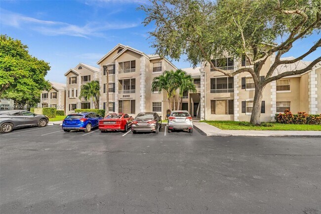 Building Photo - 2890 N Oakland Forest Dr