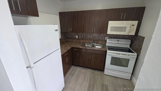 Foto del edificio - 2250 NW 183rd St