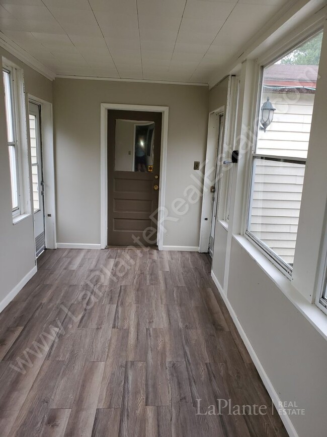 Building Photo - Cute 2 bedroom, 1 bath home on a corner lo...