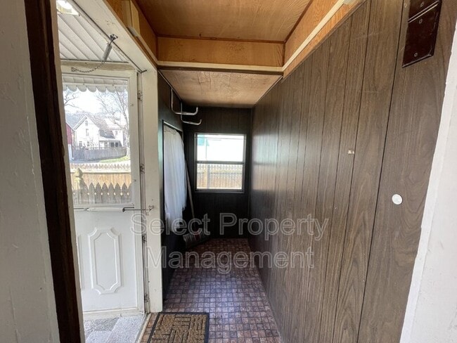Building Photo - 912 Loree St