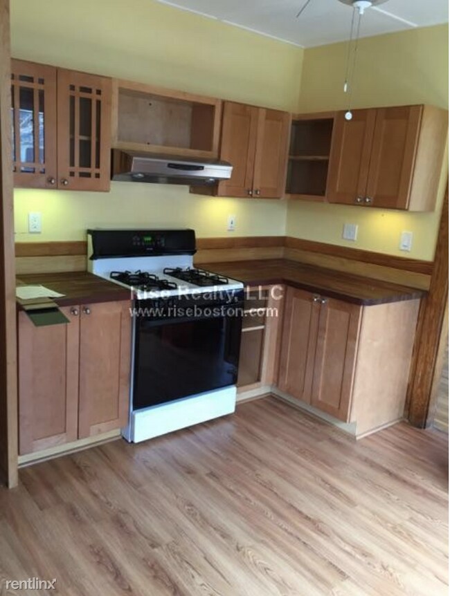Building Photo - 2 br, 1 bath Duplex - 90 W Walnut Park # 1