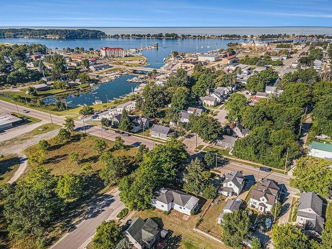 Building Photo - 703 E Dowland St