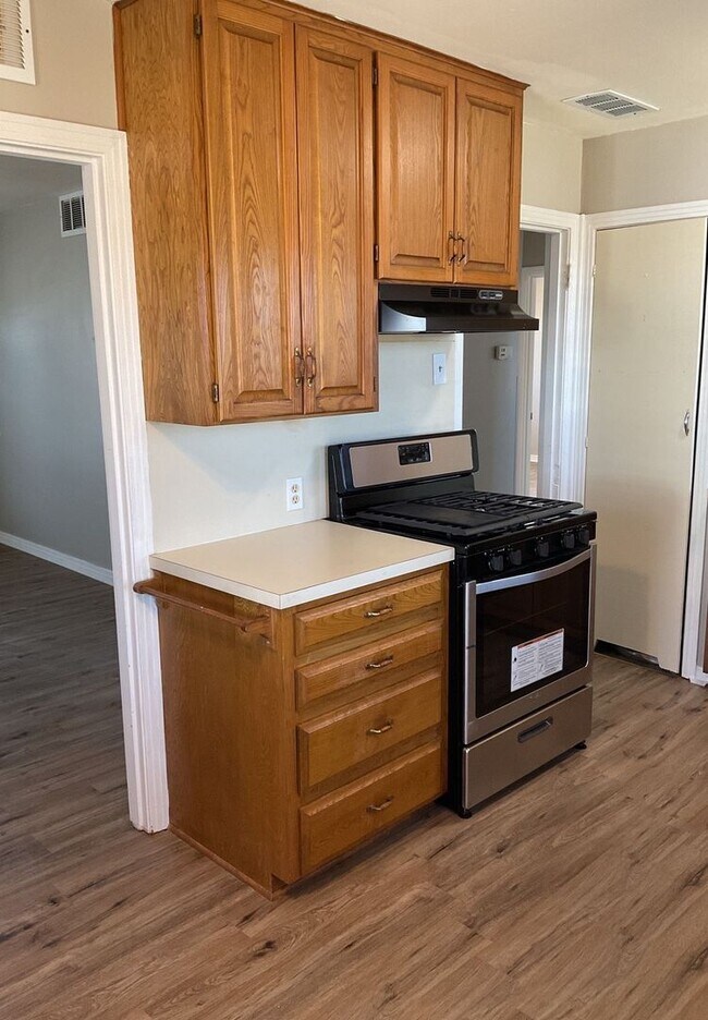 Building Photo - AVAILABLE NOW!