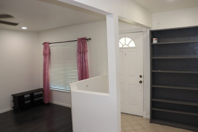 Building Photo - Evergreen 3 Bedroom