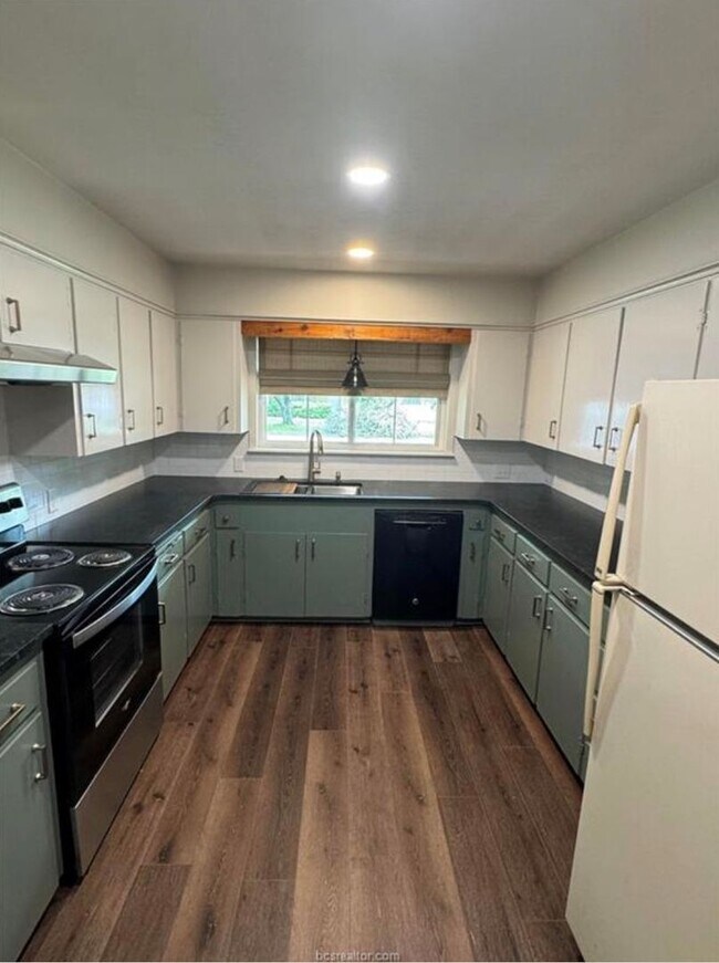 Building Photo - Adorable 3 Bed/3 Bath Rancher in Bryan Ava...