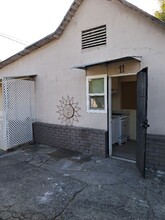 Building Photo - 818 E Rte 66