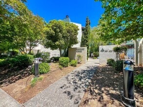 Building Photo - 1022 Marina Dr
