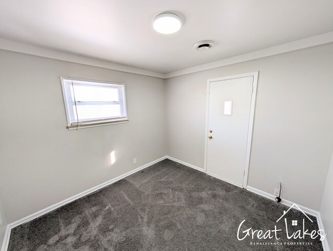 Building Photo - Cozy 2 Bedroom 1 Bathroom now available fo...