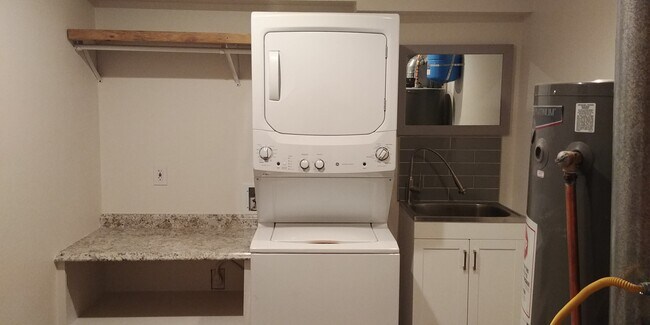 Washer/Dryer in unit - 1015 Moss St