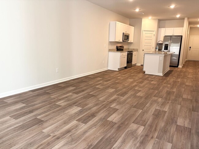 Foto del edificio - ABSOLUTELY BEAUTIFUL BRAND-NEW BUILD TOWNHOME
