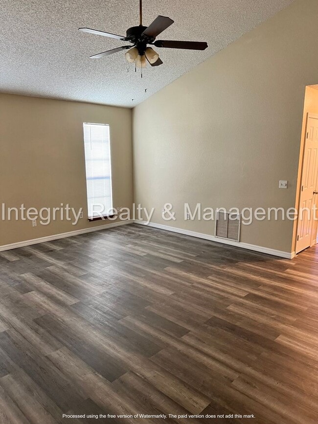 Building Photo - Charming cottage feel 3-bedroom, 2-bathroom house