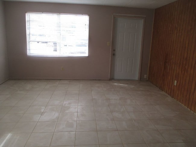 Building Photo - SHORE ACRES-GREAT LOCATION NEAR 4TH ST N
