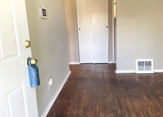 Foto del edificio - 7737 Paddington Dr