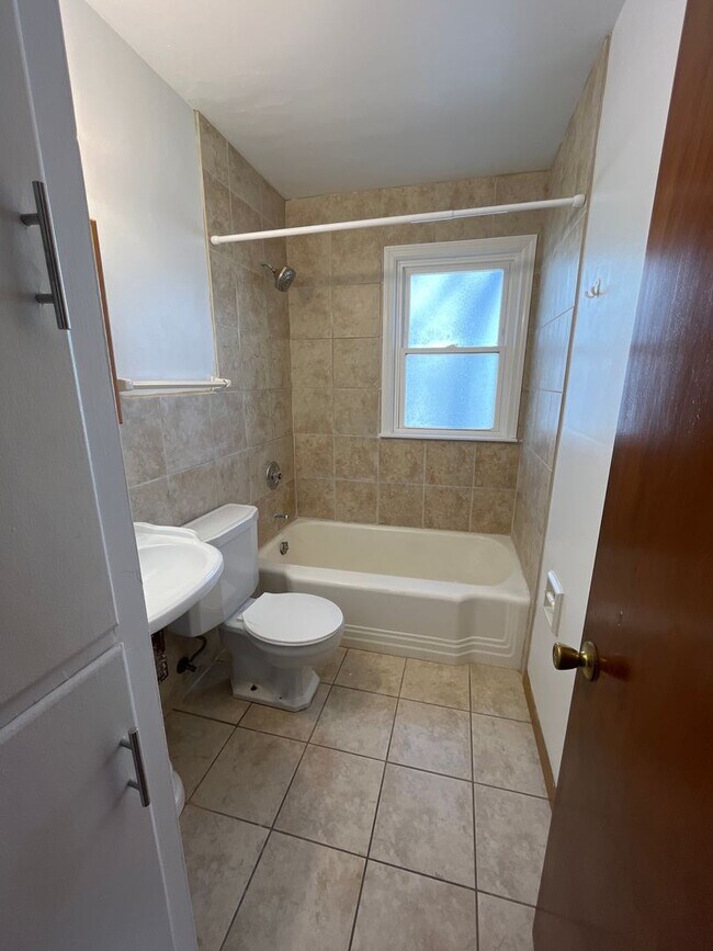 Building Photo - 943-945 Sheridan