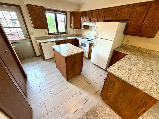 Building Photo - 3 Bed 2 Bath Pet Friendly House With A Fully Fenced Yard