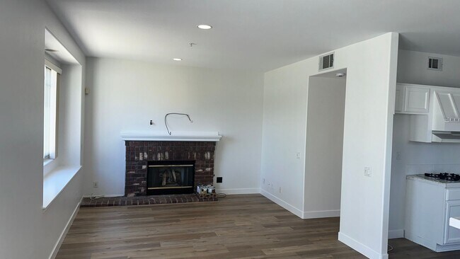 Foto del edificio - 3 bedroom East Side Costa Mesa Townhome