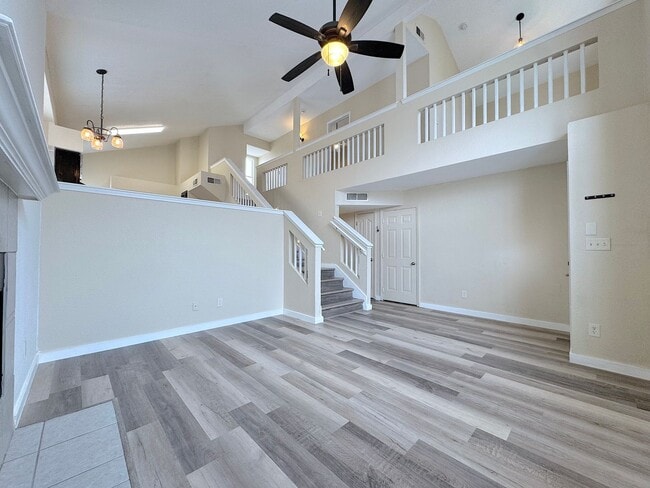 Foto del edificio - East El Paso Split Tri-Level 3 bed/2 bath Refrig A/C with bonus loft!