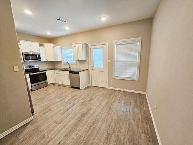 Foto del edificio - Beautiful 3 Bed/2.5 Bath Townhome in Chaff...