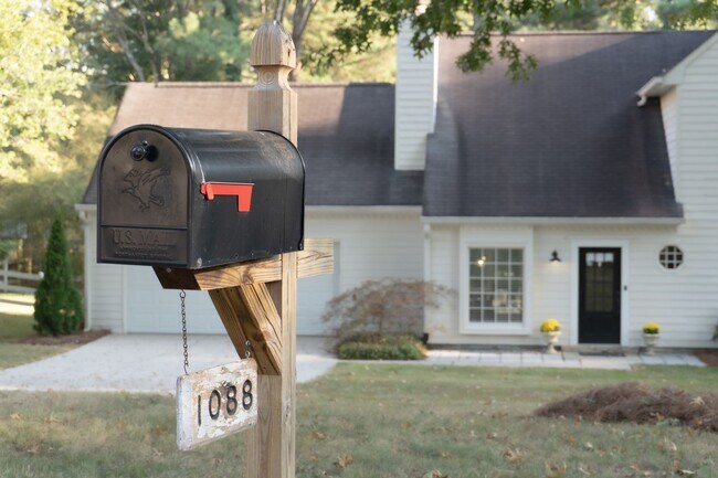 Foto del edificio - 1088 Colony Dr