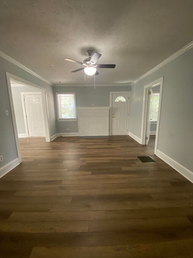 Building Photo - Beautiful 3 bedroom 2 bath house with fenc...