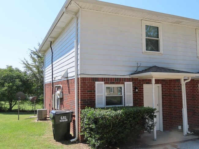 Building Photo - Quaint 2 Bedroom 1.5 Bath in a Country Set...