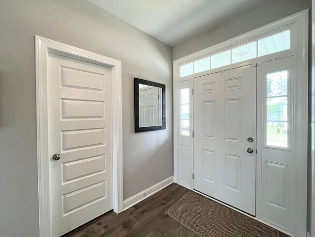 Foto del edificio - Private 4BR, 2.5BA Home with Modern Finishes, Back Deck and Large Yard, on a Nearly Half Acre Lot