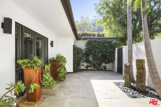 Foto del edificio - 2154 Sunset Crest Dr