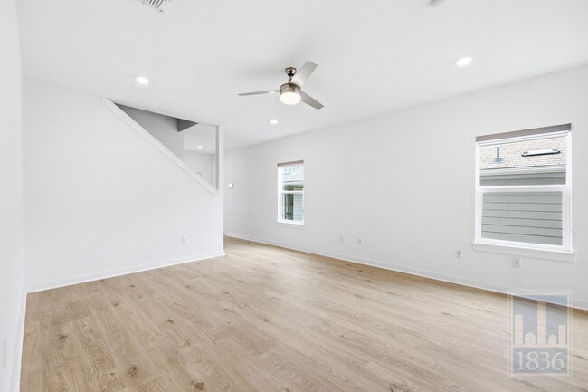 Foto del edificio - 10925 Tildon Ave