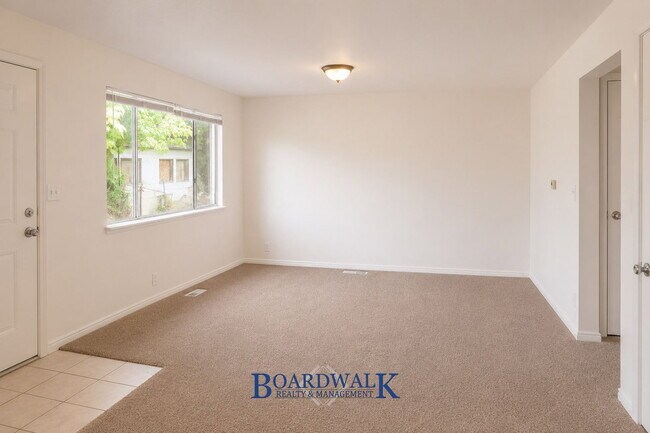 Building Photo - 253 E Crestone Ave