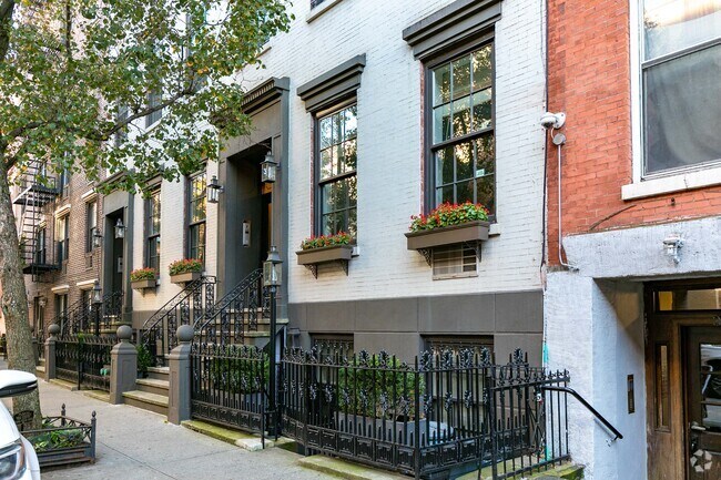 Building Photo - 334 W 19th St
