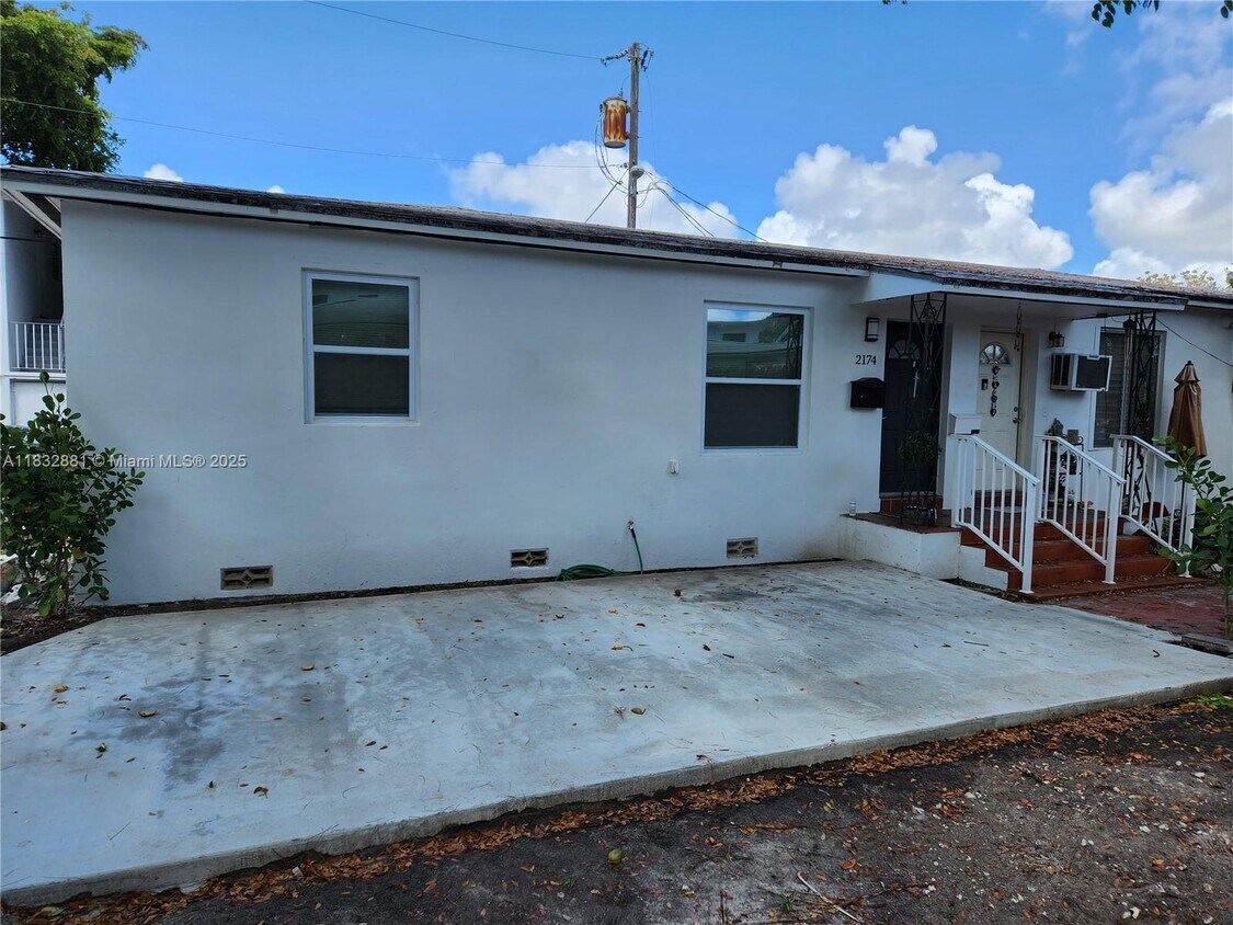 Foto principal - 2174 SW 26th St