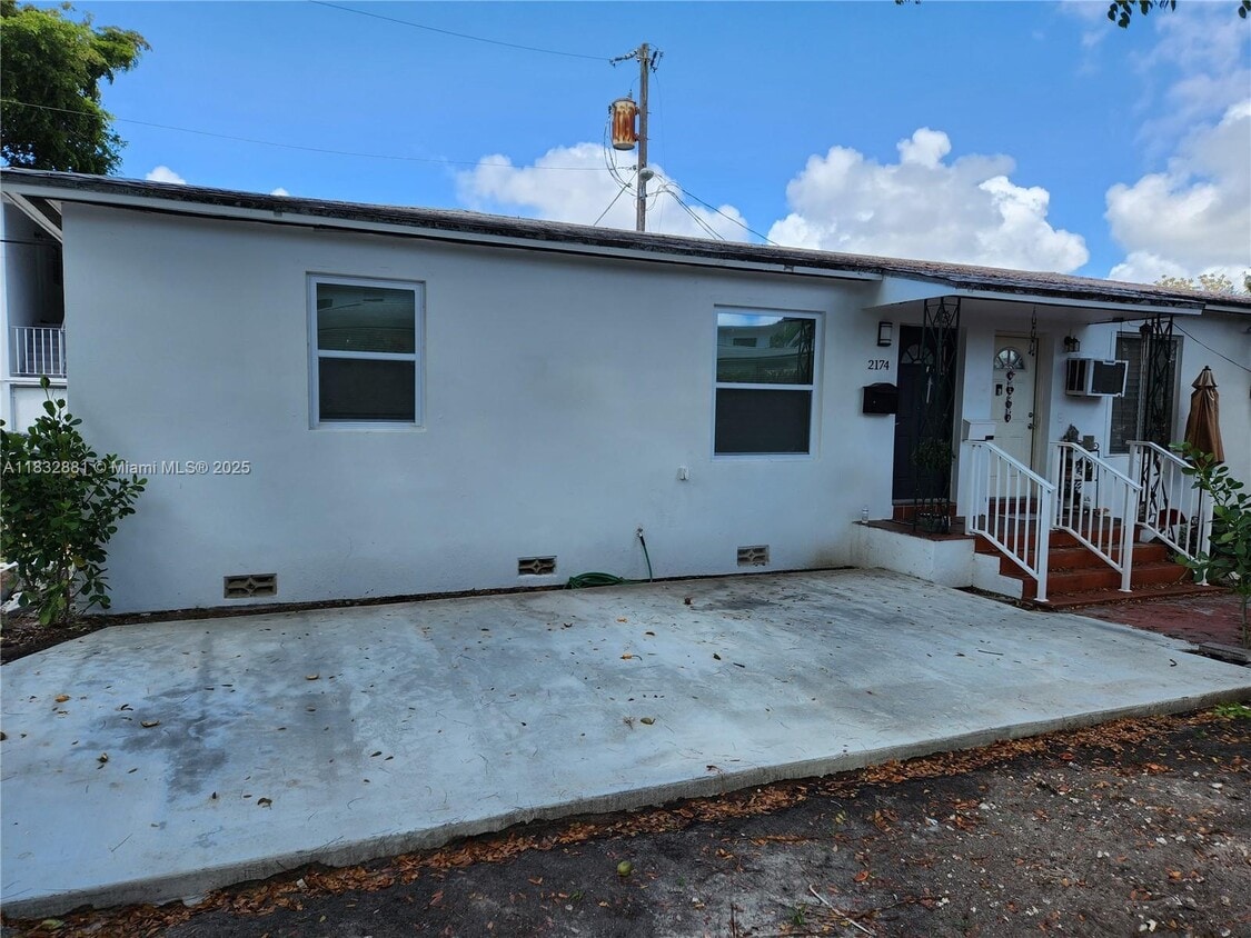 Primary Photo - 2174 SW 26th St