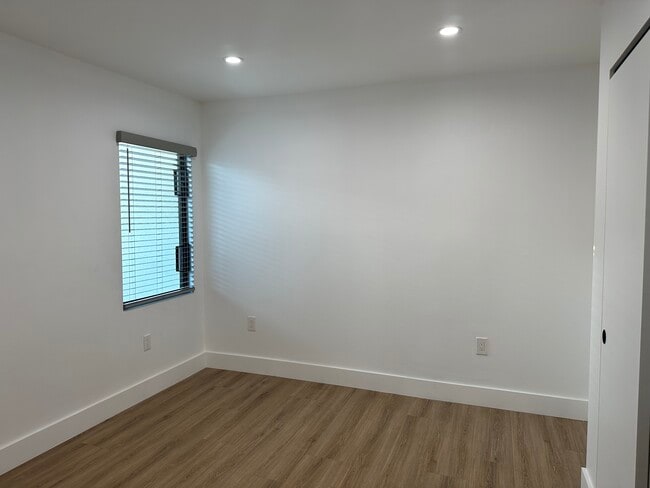 Building Photo - 1321 W 65th Pl
