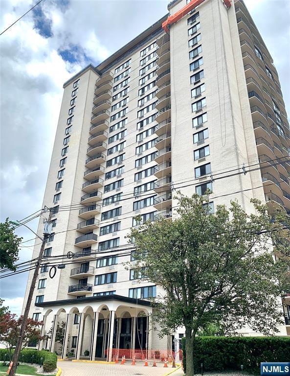 Building Photo - 1590 Anderson Ave