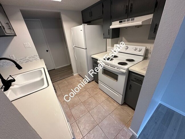 Building Photo - Spacious and updated 2 bedroom 1 & 1/2 bat...