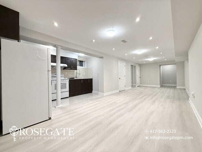 Photo du bâtiment - Spacious 2-Bedroom Basement Apartment with Parking & Free Rogers Internet