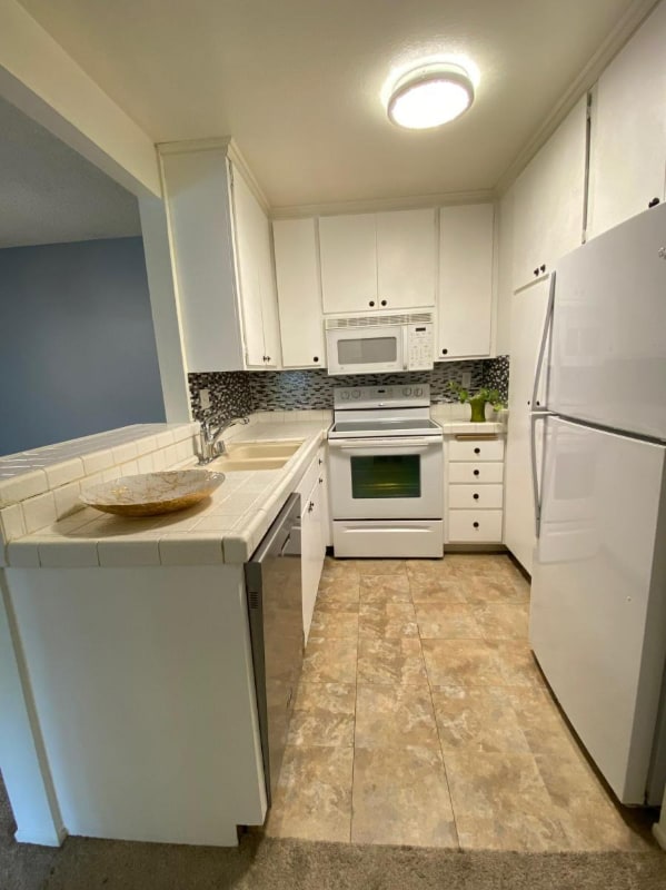 Building Photo - 355 S Los Robles Ave