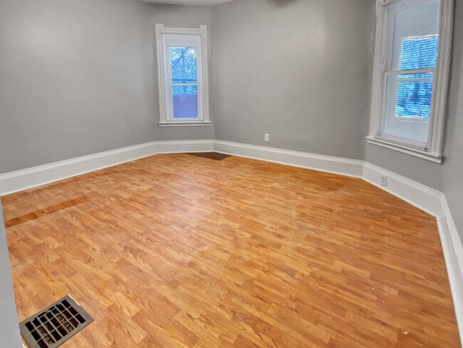 Foto del edificio - Lovely updated 3 bedroom 2 bathroom home n...