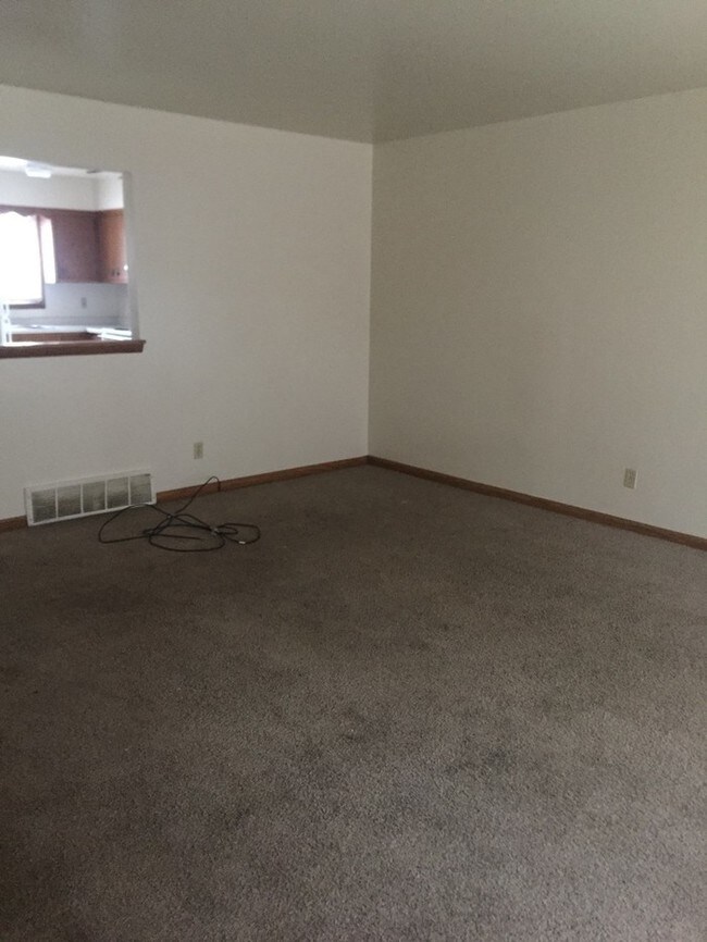 Foto del edificio - BEAUTIFUL 3 BEDROOM 1.5 BATHROOM TOWNHOUSE