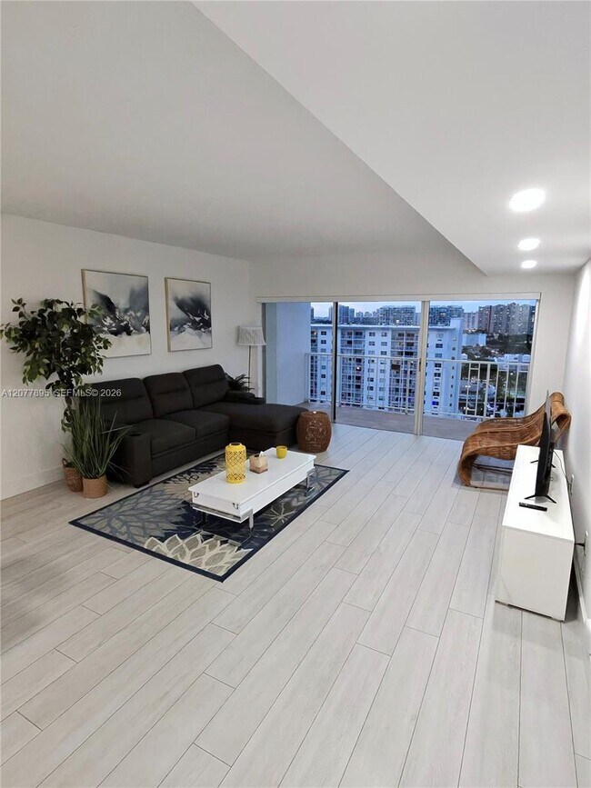 Building Photo - 500 Bayview Dr