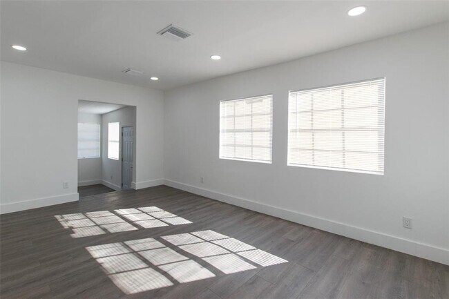 Building Photo - 2921 NW 25th St