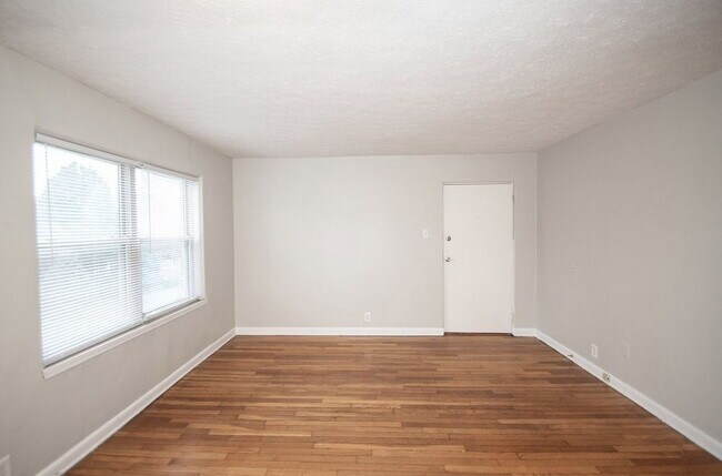 Foto del edificio - "Charming 2-Bedroom Retreat with Hardwood Elegance in Indianapolis"