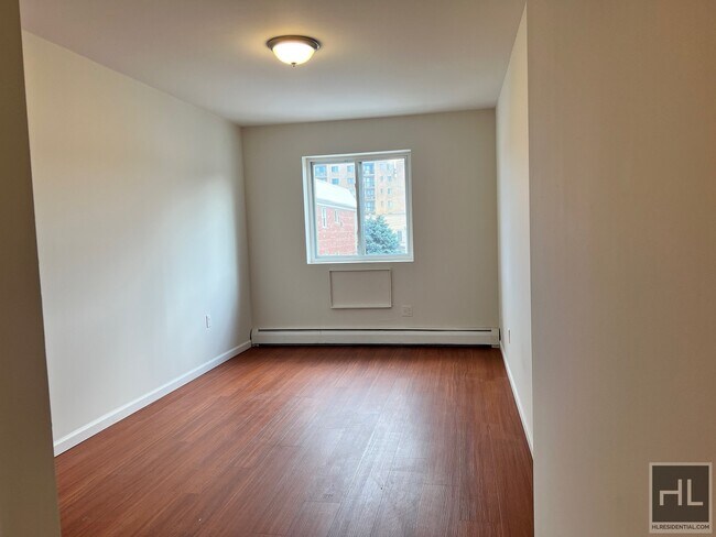 Building Photo - Spacious 3 Bed 2 Bath MIDDLE VILLAGE!!!