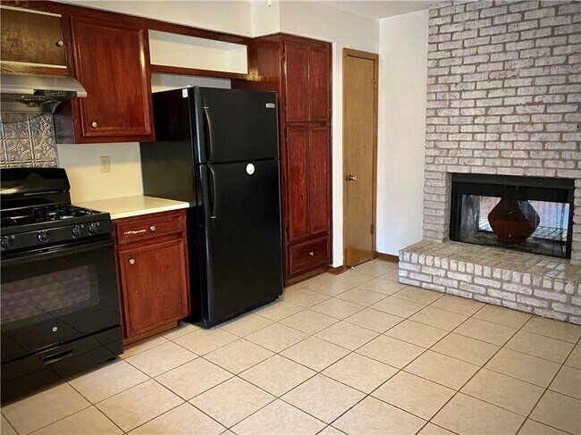 Building Photo - 6902 Thorncliffe Dr